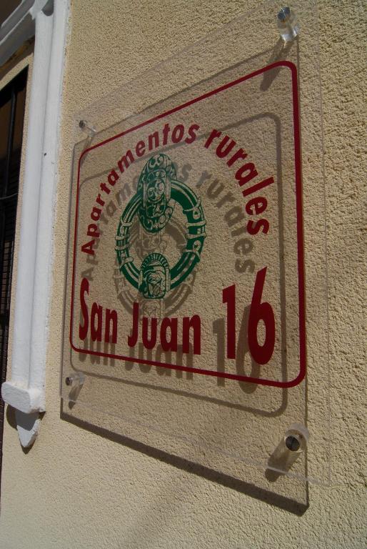 アルチドーナにあるApartamentos San Juan 16の三十庵を読む建物の看板