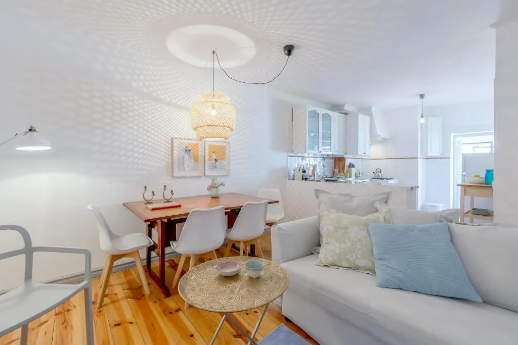 Bright & Spacious Alfama Typical Apt+ Free Pick-Up, By TimeCooler, Amadora, Portugal