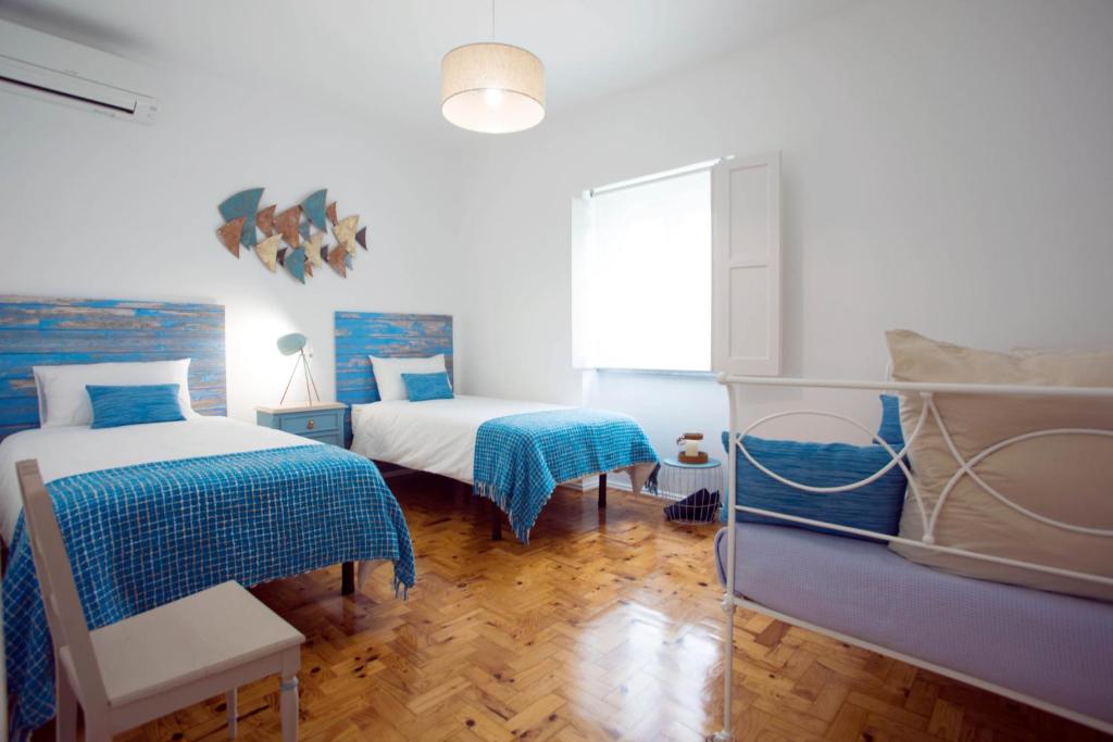 - une chambre avec 2 lits et une fenêtre dans l'établissement Casa Bom Dia 27, à Sintra