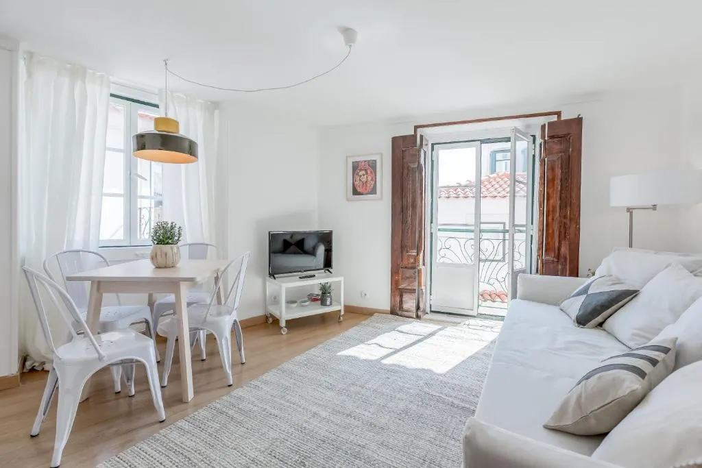 Light Filled Typical Apt at Alfama + Free Pick-Up, By TimeCooler, Lisabona, Portugalia
