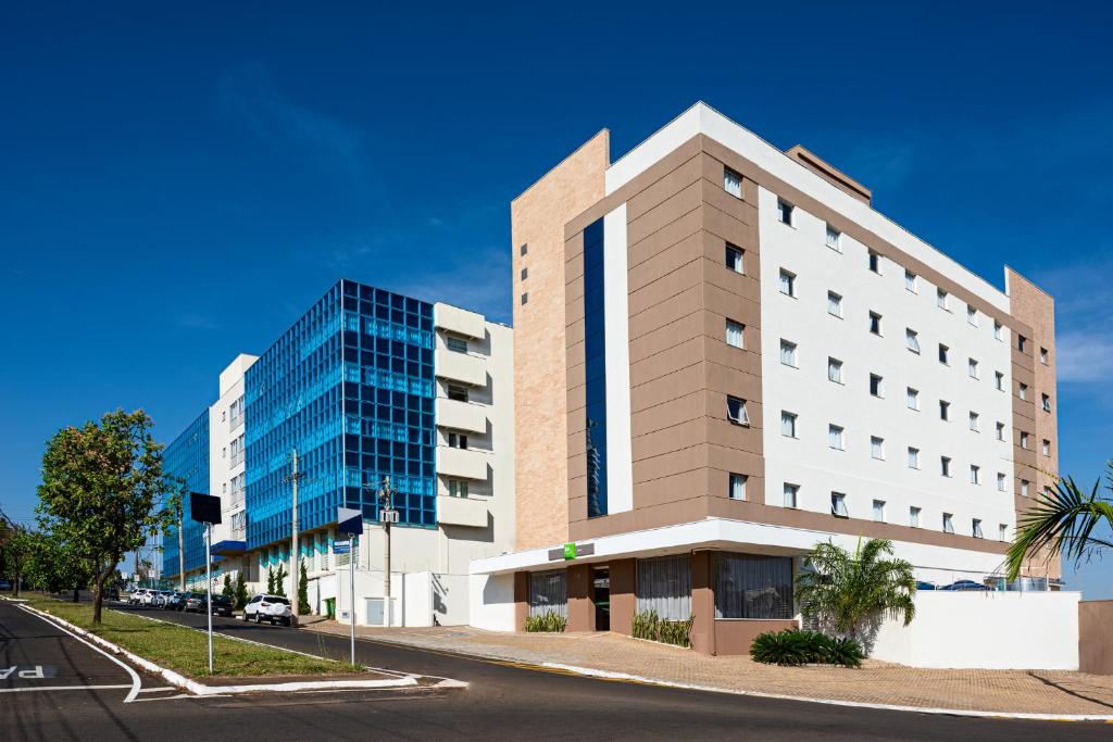 a tall white building on the side of a street at ibis Styles Franca in Franca
