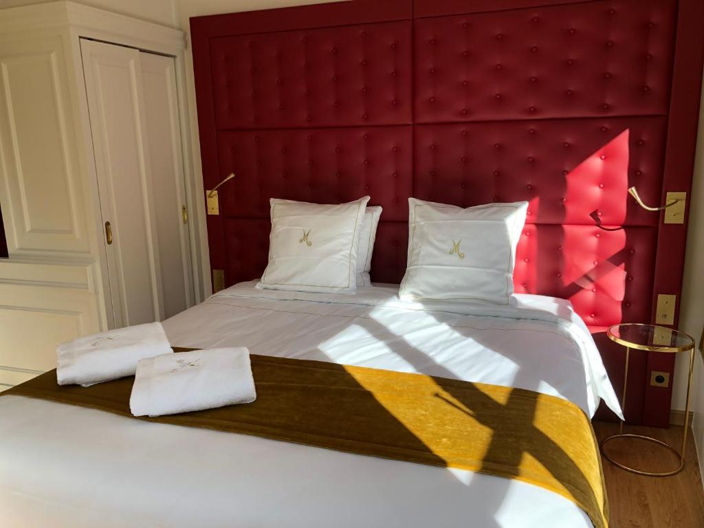 Schlafzimmer mit einem großen Bett mit einem roten Kopfteil in der Unterkunft Merveilleux in Gent
