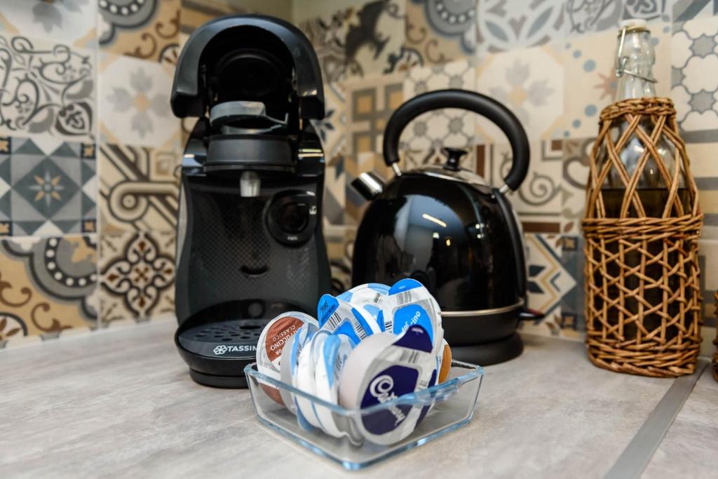 Príslušenstvo na prípravu kávy alebo čaju v ubytovaní ''SteliosDimitra'' Guest House I in Nafplio