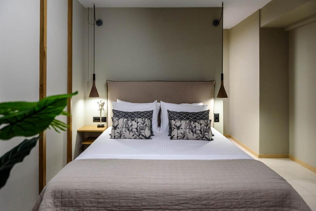 1 dormitorio con 1 cama blanca grande con almohadas en ''SteliosDimitra'' Guest House I in Nafplio, en Nauplia