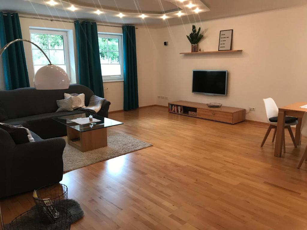 a living room with a couch and a tv at Ferienwohnung Auszeit in Bockelnhagen
