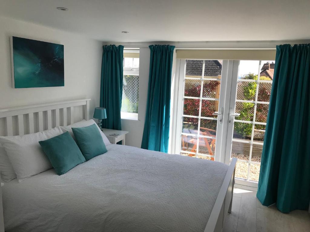 מיטה או מיטות בחדר ב-Lyme View Apartment