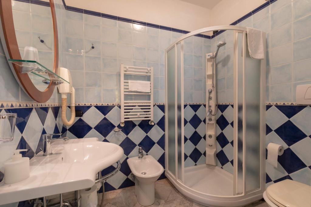 Ένα μπάνιο στο Hotel Villa Elda