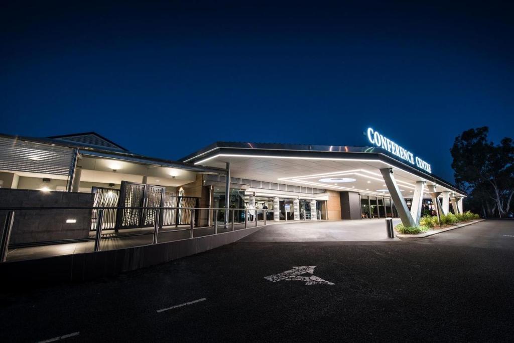 un bâtiment avec un panneau sur son côté la nuit dans l'établissement Alexandra Hills Hotel, à Cleveland