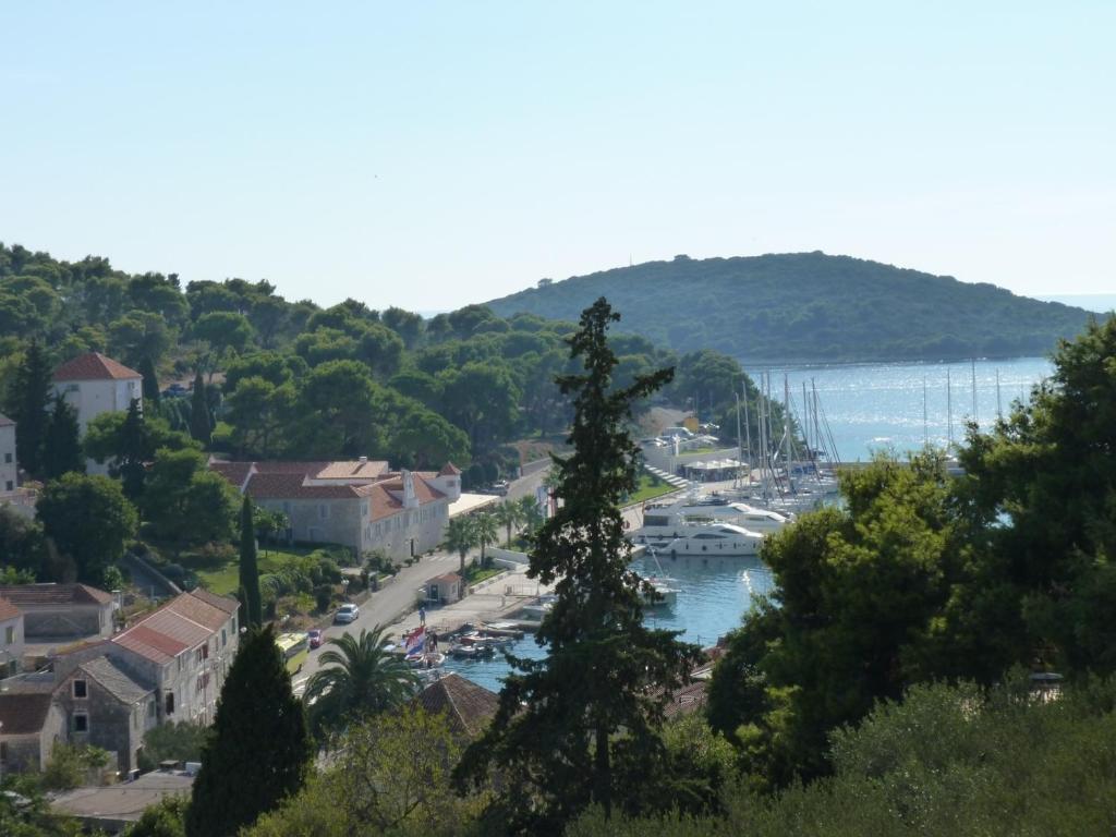 vistas a una ciudad y a un río con puerto en Apartment Željko - with sea view, en Maslinica