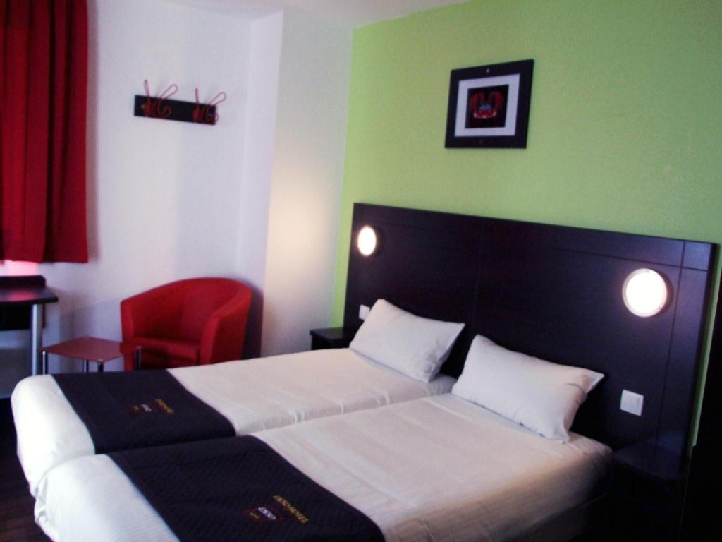 Postel nebo postele na pokoji v ubytování Enzo Hotel Mulhouse Sud Morschwiller le Bas