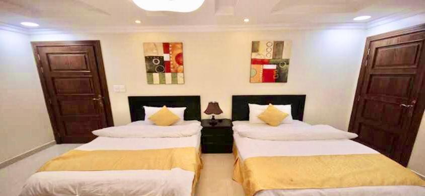 Giường trong phòng chung tại Hona Al Holm Furnished Units