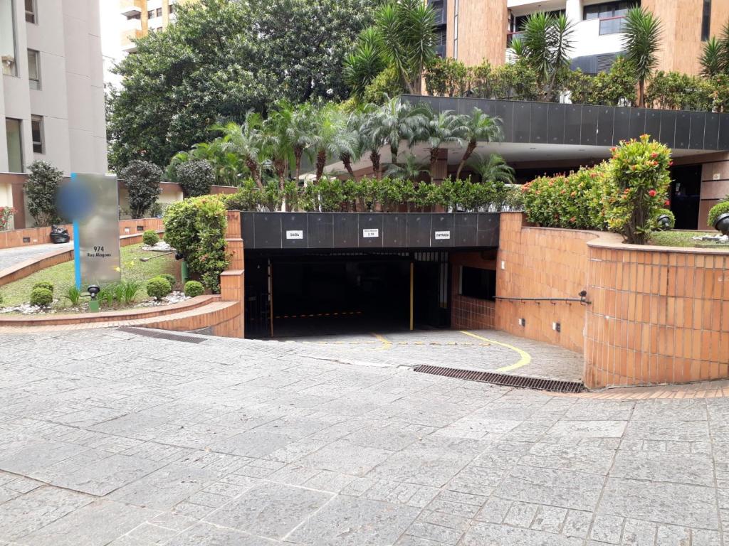 un edificio con un túnel con plantas. en Higienópolis Flat, en São Paulo
