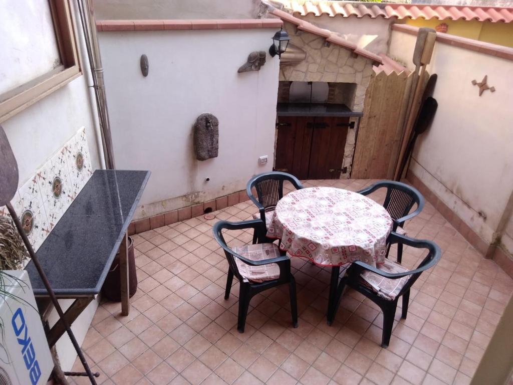 patio ze stołem i krzesłami oraz kuchnią w obiekcie B&B I Gigli w mieście Brusciano