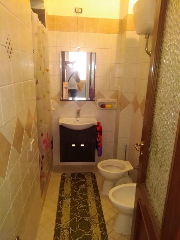 łazienka z umywalką i toaletą w obiekcie B&B I Gigli w mieście Brusciano