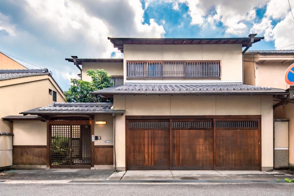 una casa con dos puertas de garaje en una calle en 徐宅 en Nara