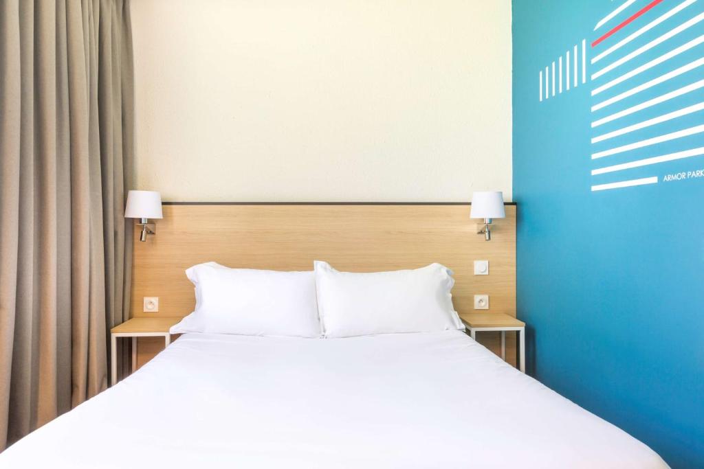 Postel nebo postele na pokoji v ubytování Best Western Armor Park Dinan et Spa