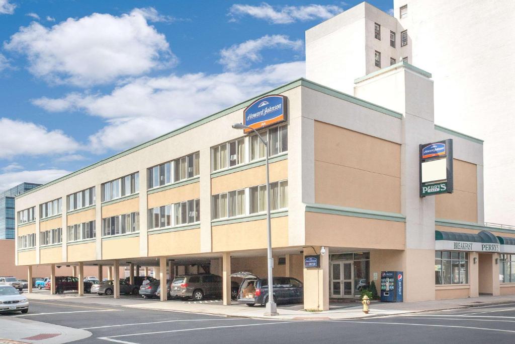 un gran edificio con coches estacionados en un estacionamiento en Howard Johnson by Wyndham Atlantic City, en Atlantic City