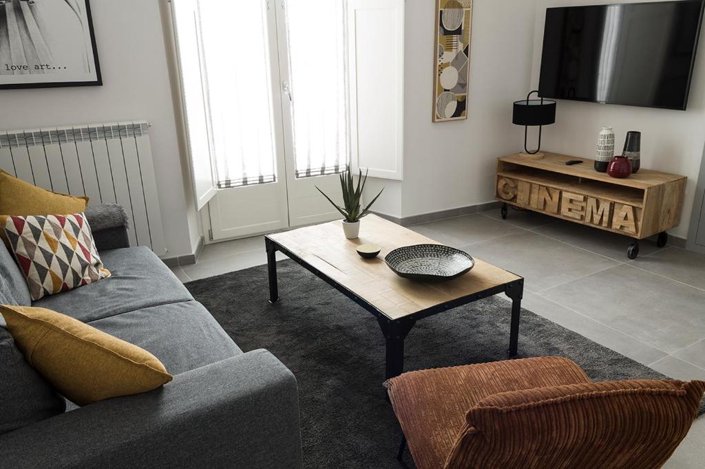 - un salon avec un canapé et une table basse dans l'établissement Urban Luxury Apartment Salerno, à Salerne