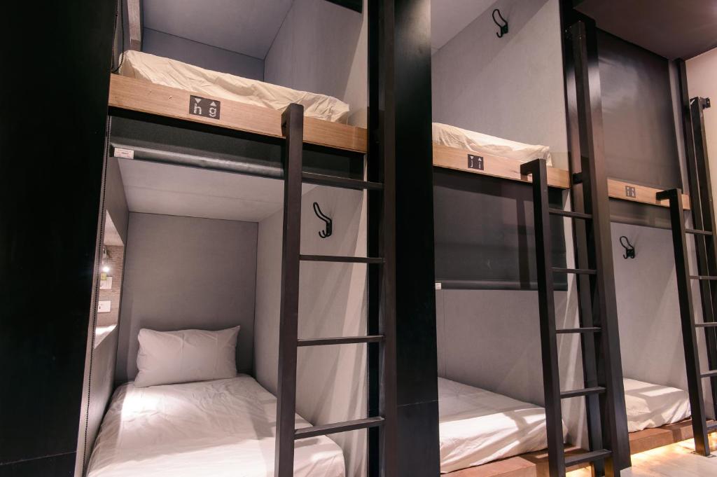 a couple of bunk beds in a room at Kiwi Express Hotel-Taichung Station II in Taichung