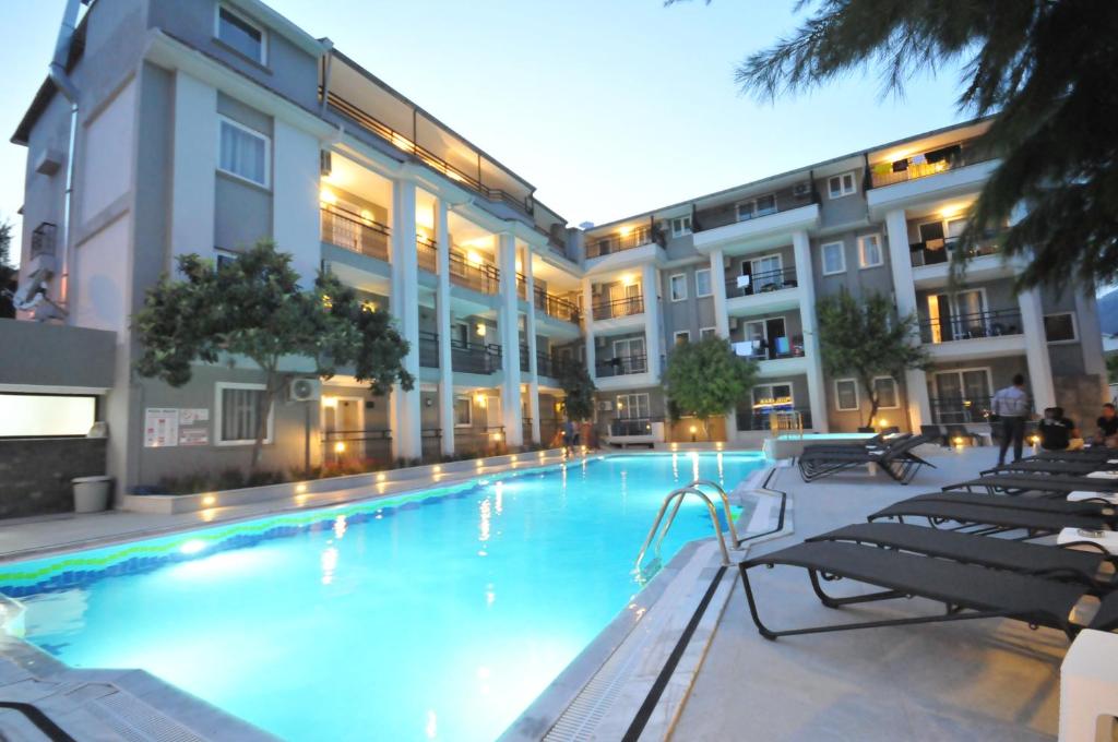uma piscina em frente a um edifício em Club Sema Suite Hotel em Marmaris