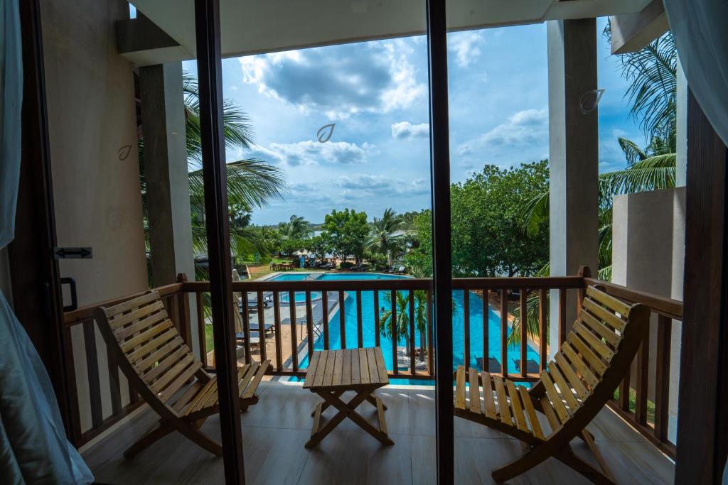 Bazén v ubytování Amaranthe Bay Resort & Spa nebo v jeho okolí