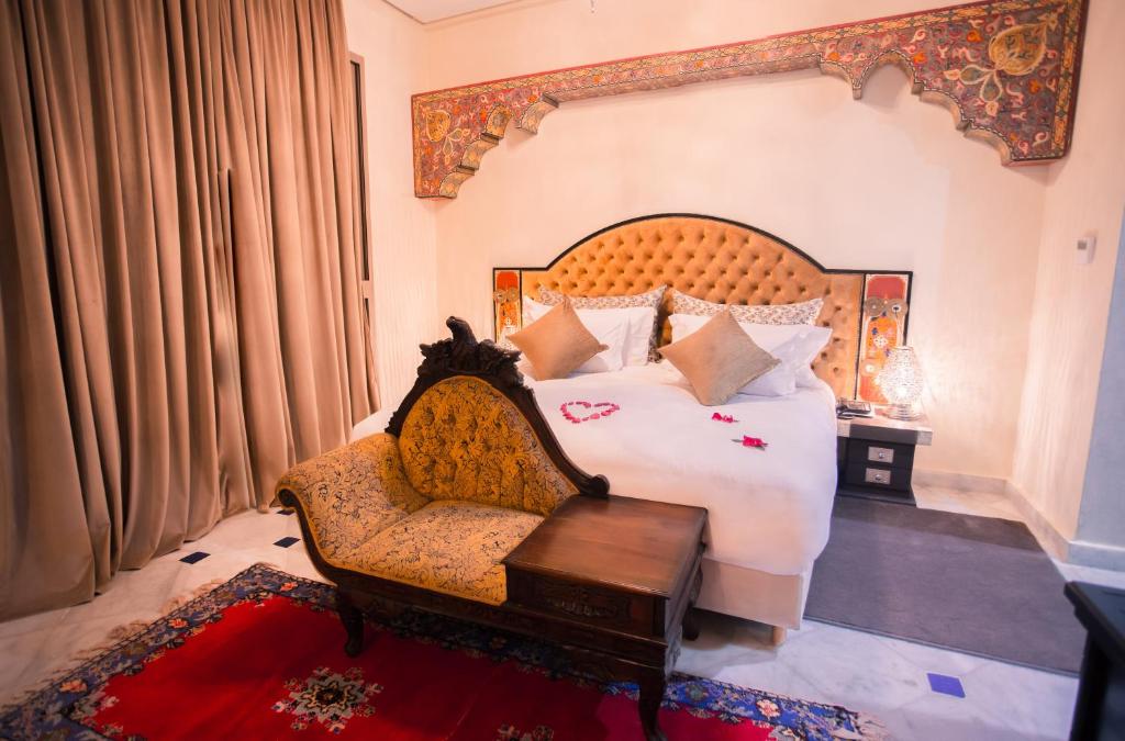 Postel nebo postele na pokoji v ubytování Palais Dar Si Aissa ALL-SUITES
