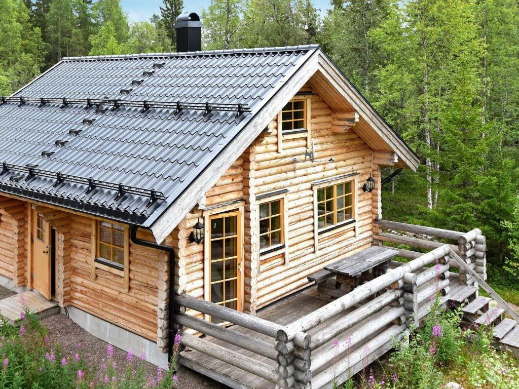 a log cabin with a picnic table in front of it at 6 person holiday home in S LEN in Tandådalen