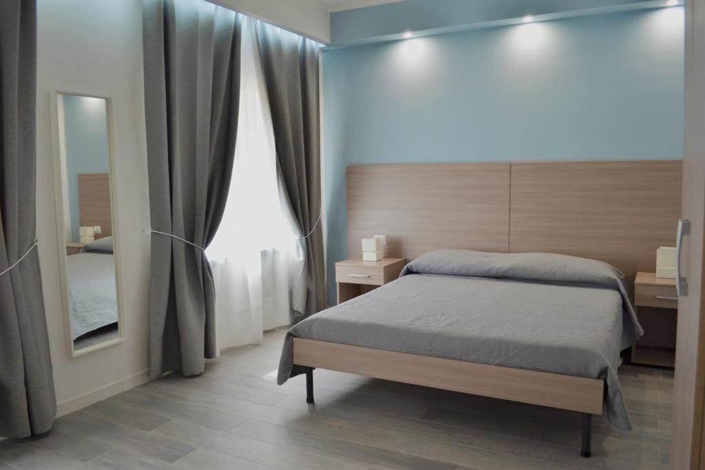 una camera con letto e specchio di Nazionale Suite a Napoli