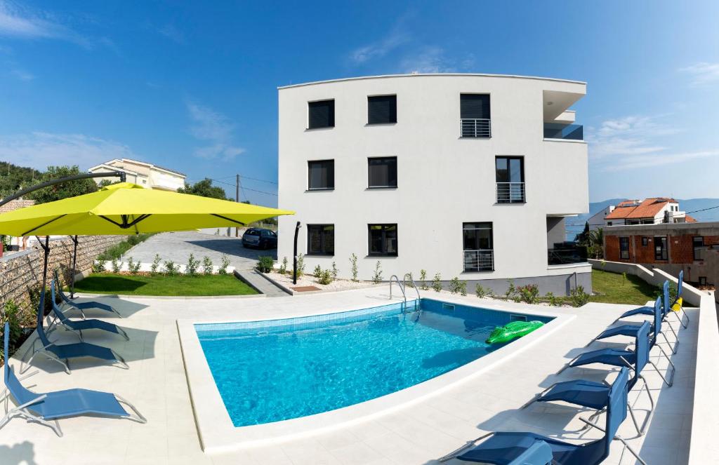 Bazén v ubytování Apartments4friends Apartment VLAD nebo v jeho okolí