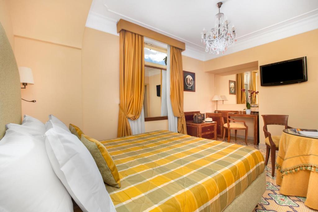 A television and/or entertainment centre at Hotel Antiche Mura