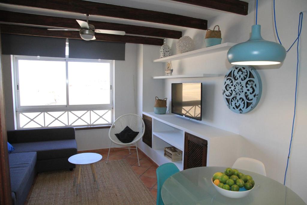a living room with a table and a couch at La Molina in Cotillo