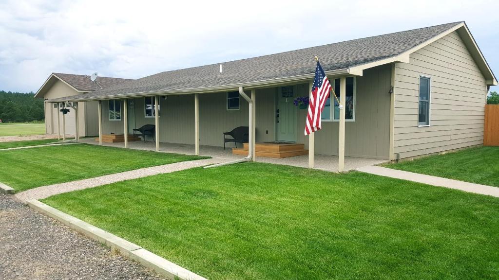 een huis met een Amerikaanse vlag in de tuin bij Strato Rim Drive in Rapid City