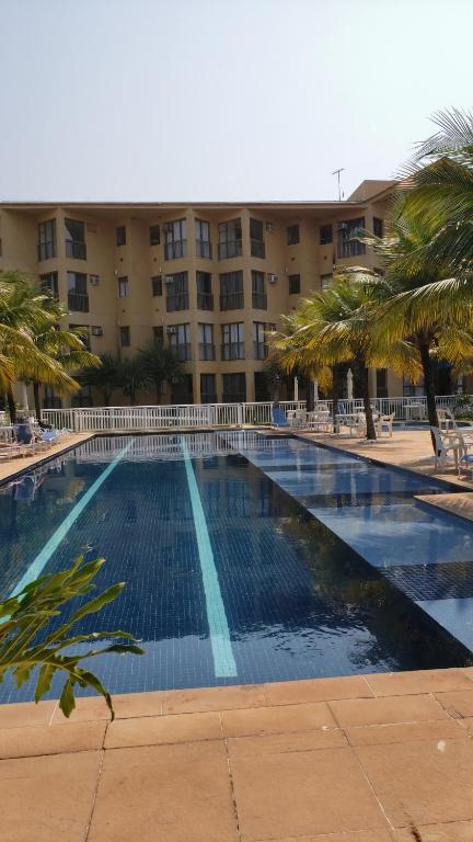 una gran piscina frente a un edificio en Aldeia dos reis - Condado - Mangaratiba - Loft 405 bl 3, en Mangaratiba