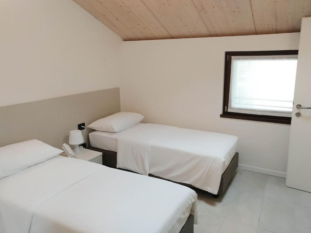 Łóżko lub łóżka w pokoju w obiekcie La Corte Room & Relax
