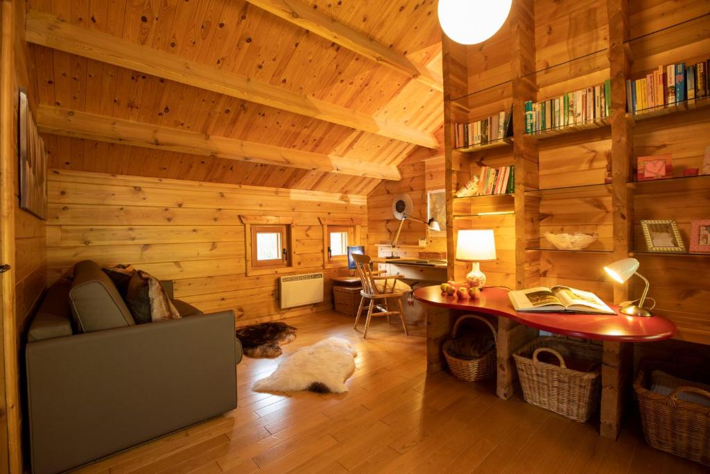 Posezení v ubytování Les Avernas En Bas Romantic Getaway