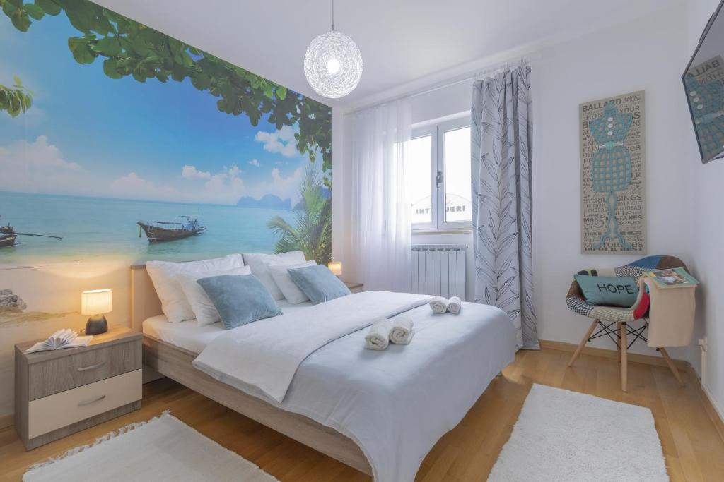 Łóżko lub łóżka w pokoju w obiekcie Center Penthouse Apartment
