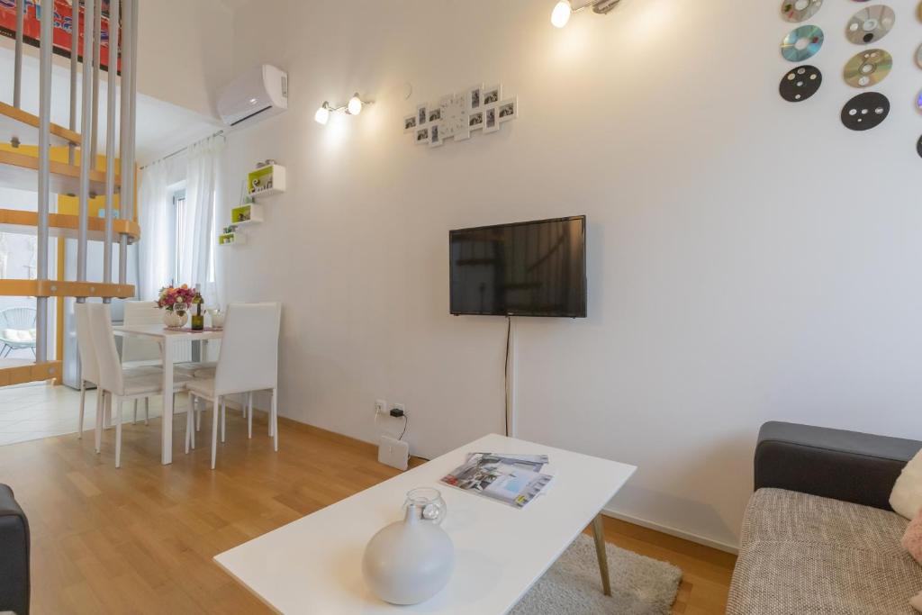salon z kanapą i stołem w obiekcie Center Penthouse Apartment w Puli