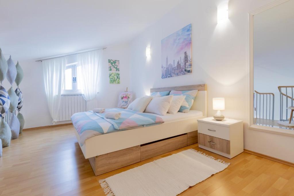 Łóżko lub łóżka w pokoju w obiekcie Center Penthouse Apartment