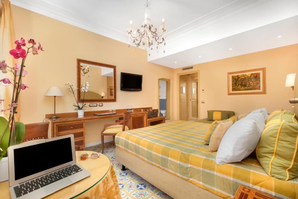A television and/or entertainment centre at Hotel Antiche Mura