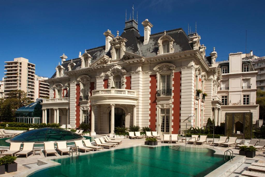 un gran edificio con una piscina frente a él en Four Seasons Hotel Buenos Aires en Buenos Aires