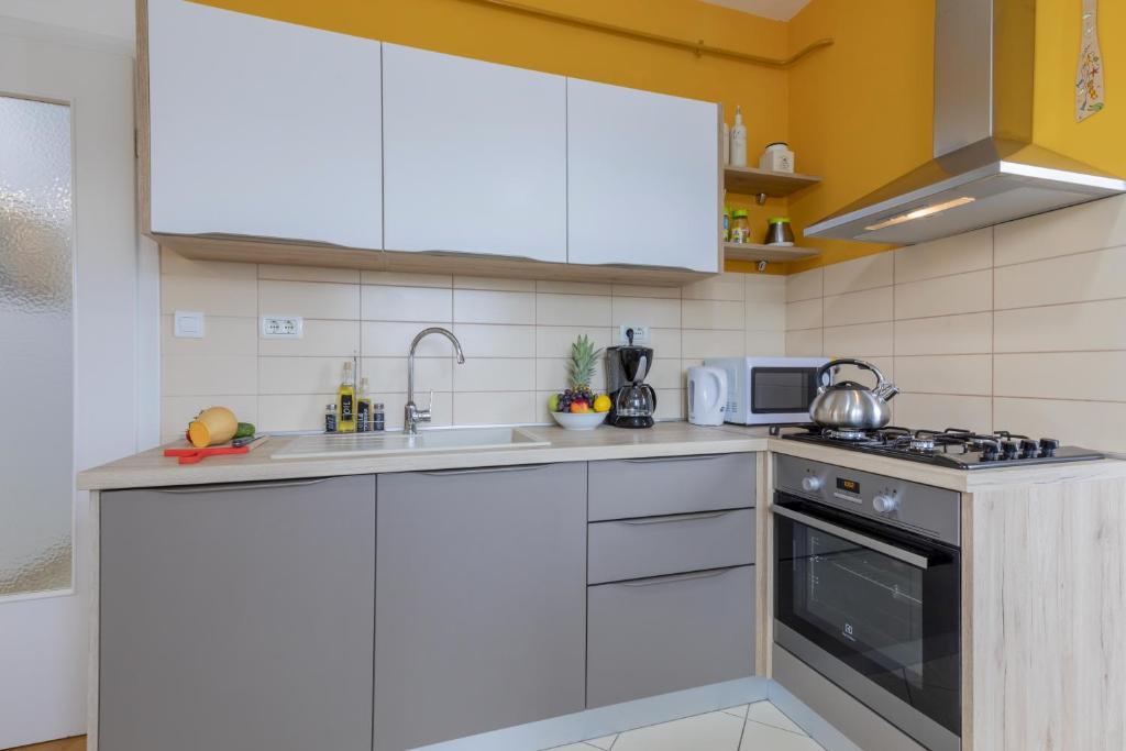 Kuchnia lub aneks kuchenny w obiekcie Center Penthouse Apartment