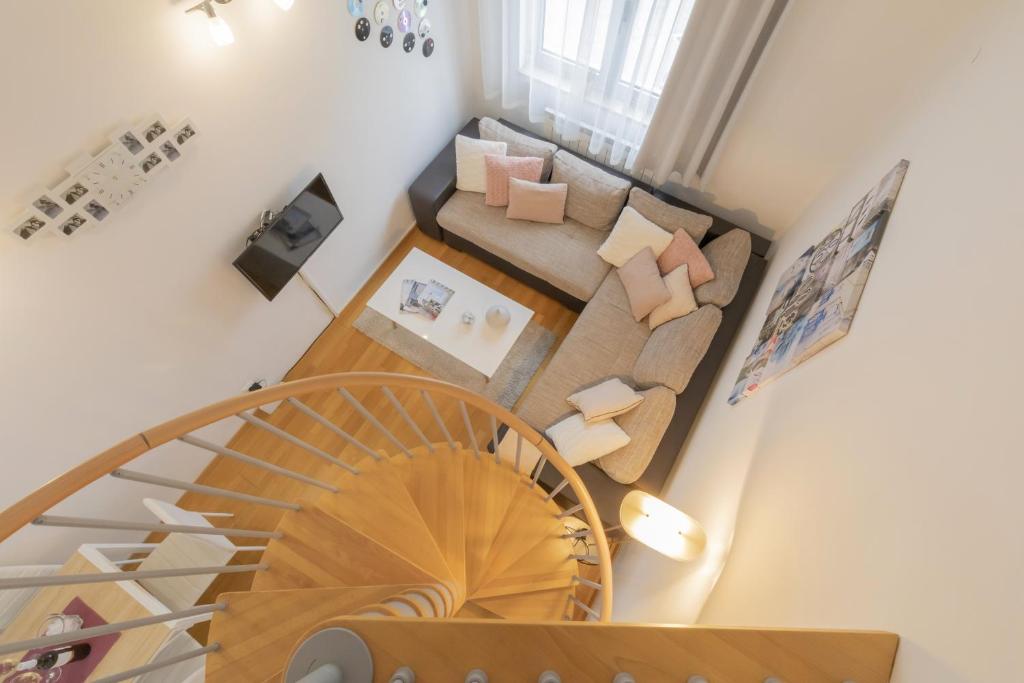 z widokiem na salon ze spiralnymi schodami w obiekcie Center Penthouse Apartment w Puli