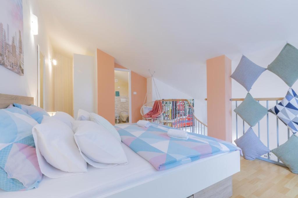 Łóżko lub łóżka w pokoju w obiekcie Center Penthouse Apartment