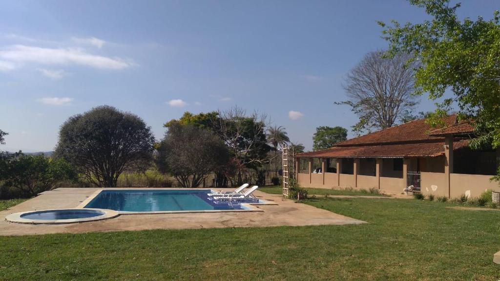 a house with a swimming pool in a yard at Sitio Sao Jorge in São José da Barra