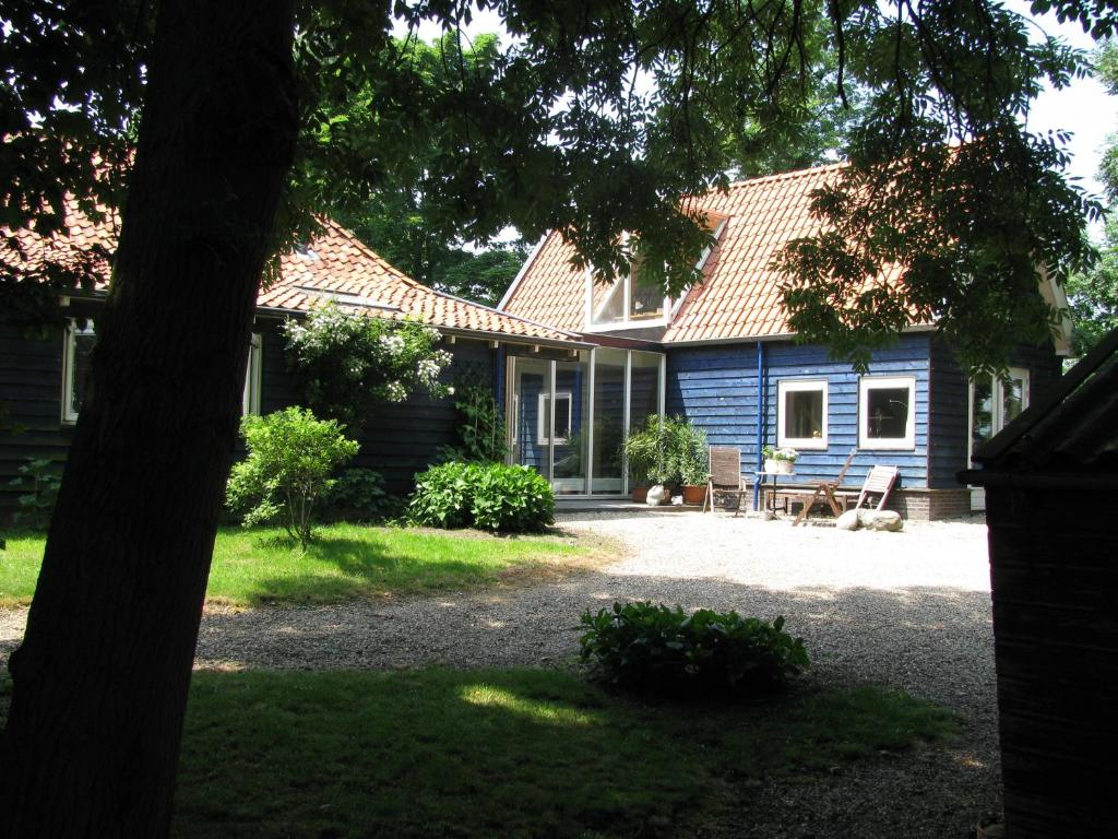 a blue house with a table and chairs in front of it at Vakantiewoning "De Kei" in Warns