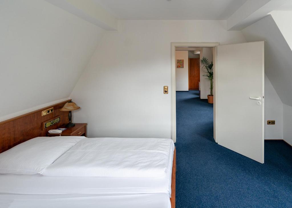 Postel nebo postele na pokoji v ubytování Hotel Nassauer Hof