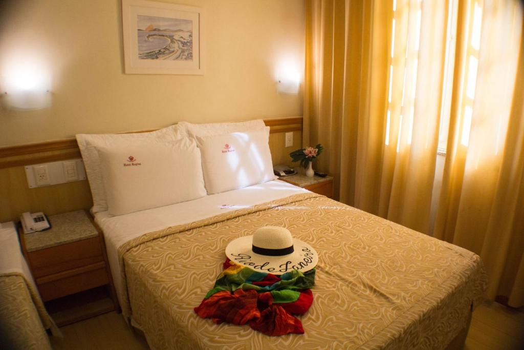 
A bed or beds in a room at Hotel Regina Rio de Janeiro
