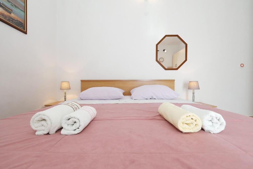 Postel nebo postele na pokoji v ubytování Apartments Vedrana