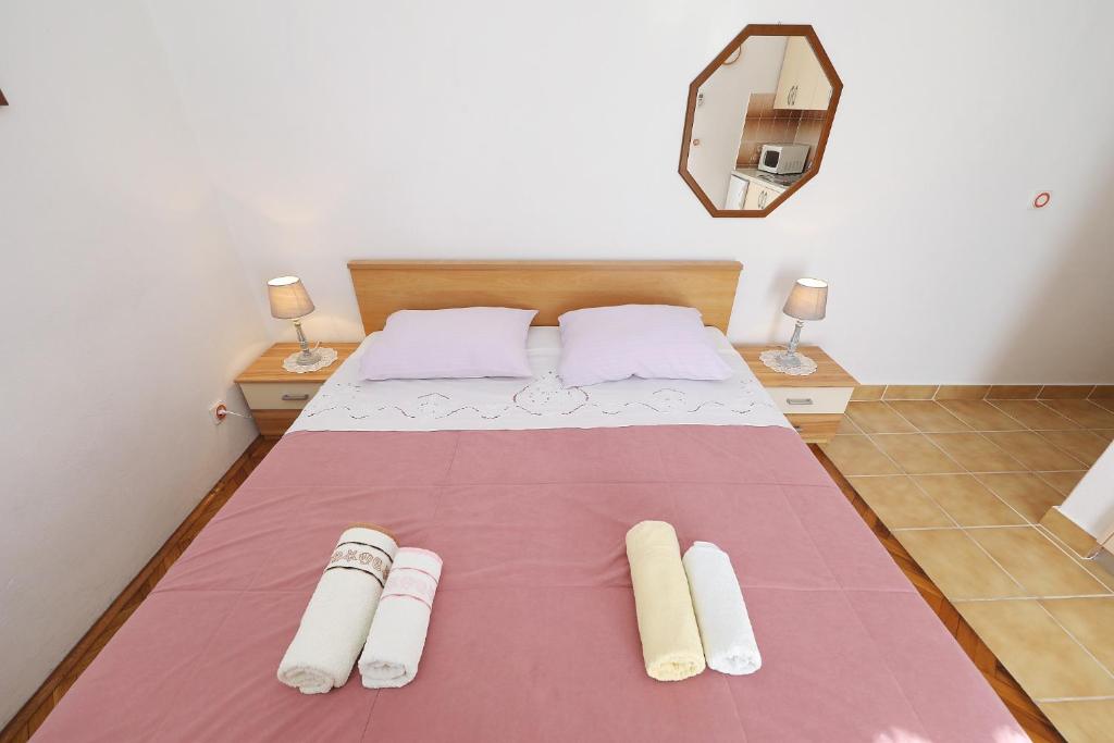 Postel nebo postele na pokoji v ubytování Apartments Vedrana