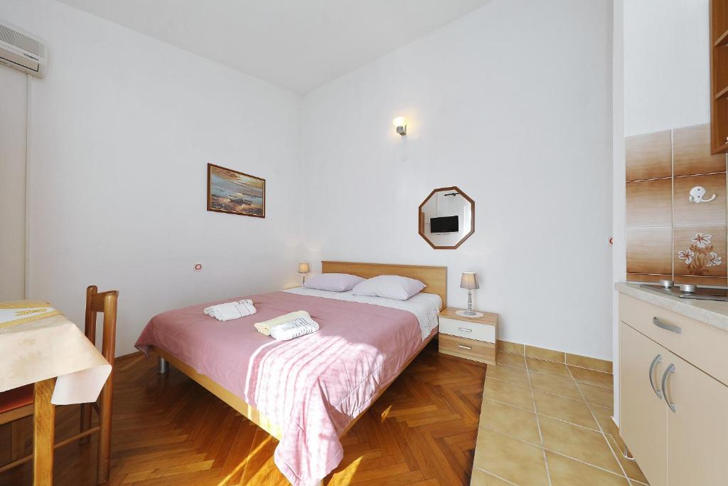 Postel nebo postele na pokoji v ubytování Apartments Vedrana